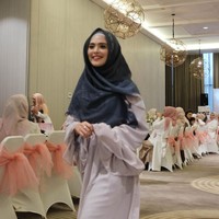 Hadir pula si cantik Vebby Palwinta sebagai muse hari itu. Bertubuh mungil, Vebby Palwinta tampil cantik dalam balutan busana biru dongker. Foto: Foto: Silmia Putri/Wolipop