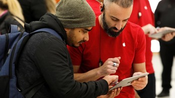 Apple Store di World Trade Center diramaikan para calon pembeli yang ingin memanfaatkan momen Black Friday untuk meminang perangkat-perangkat Apple. (Foto: REUTERS/Andrew Kelly)