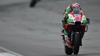 Rider tim Aprilia Gresini, Aleix Espargaro juga menempati urutan ketujuh setelah jatuh sebanyak 12 kali selama musim ini. Mirco Lazzari gp/Getty Images.