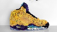 Seorang pria yang dikenal dengan panggilan Mr Flower Fantastic menggunakan keahlian tangannya menghias bunga menjadi sebuah sepatu yang keren dan tentunya stylish. Istimewa/Boredpanda.
