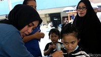 Ibu-ibu hingga remaja wanita memenuhi bazar tersebut. Bazar kosmetik itu pun dihadiri para pedagang di Pasar Grosir Asemka.