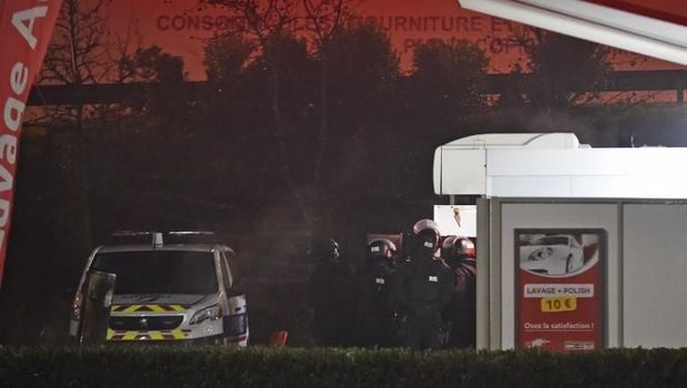 Polisi Prancis saat berupaya membujuk pria yang memakai peledak itu agar menyerahkan diri