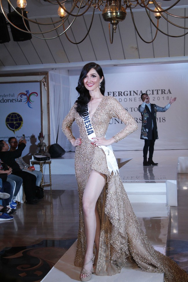 Bunga Edelweiss sebagai symbol keabadian dan kecantikan dilambangkan dengan taburan kristal dan mutiara yang menambah keanggunan penampilan Sonia. Foto: Moh abduh/Wolipop