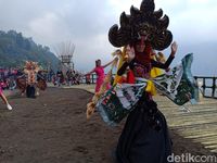 Lenggak-lenggok Pelajar Peragakan Busana Adat di Bukit Seribu Selfie