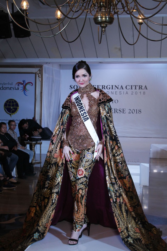 Kebaya dengan bentuk jubah dan detail lace yang dipadupadankan celana bermotif floral ini membuat penampilan wanita asal Bangka Belitung ini tampak menakjubkan. Foto: Moh abduh/Wolipop