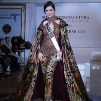 Kebaya dengan bentuk jubah dan detail lace yang dipadupadankan celana bermotif floral ini membuat penampilan wanita asal Bangka Belitung ini tampak menakjubkan. Foto: Moh abduh/Wolipop