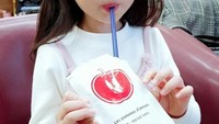 Artis cilik ini bernama OckYerin. Si cantik Yerin semakin populer berkat film terbaru yang ia bintangi yaitu Terius Behind Me. Dalam foto ini OckYerin terlihat asyik menikmati jus buah. Foto: Istimewa