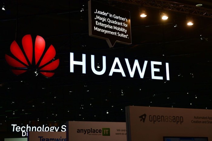 Akun Twitter Huawei membuat blunder lewat ucapan Selamat Tahun Baru yang memakai iPhone. (Foto: Alexander Koerner/Getty Images) Akun Twitter Huawei membuat blunder lewat ucapan Selamat Tahun Baru yang memakai iPhone. (Foto: Alexander Koerner/Getty Images)