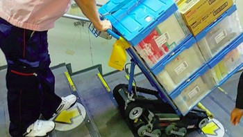 Troli ini sangat membantu membawa barang berat, bisa melewati jalanan yang ada tangga juga. Foto: Instagram @albertkisliakov via Brightside