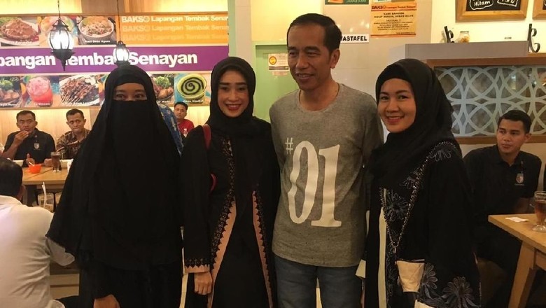 Senangnya Perempuan Bercadar yang Bisa Foto Bareng Jokowi Senangnya Perempuan Bercadar yang Bisa Foto Bareng Jokowi