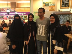 Senangnya Perempuan Bercadar yang Bisa Foto Bareng Jokowi