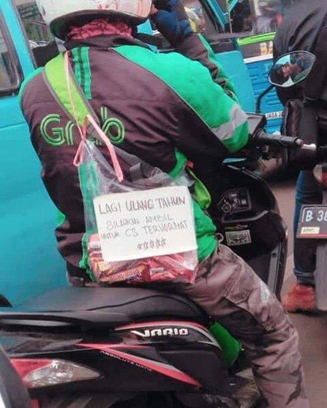 Keren! Ini 5 Kisah Abang Ojol yang Bagikan Makanan Gratis Untuk Penumpang