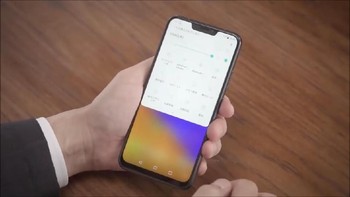 Berbeda dari pendahulunya, Asus Zenfone Max Pro M2 punya notch untuk menempatkan kamera berukuran 13 MP. Foto: Youtube/Gadget Arena