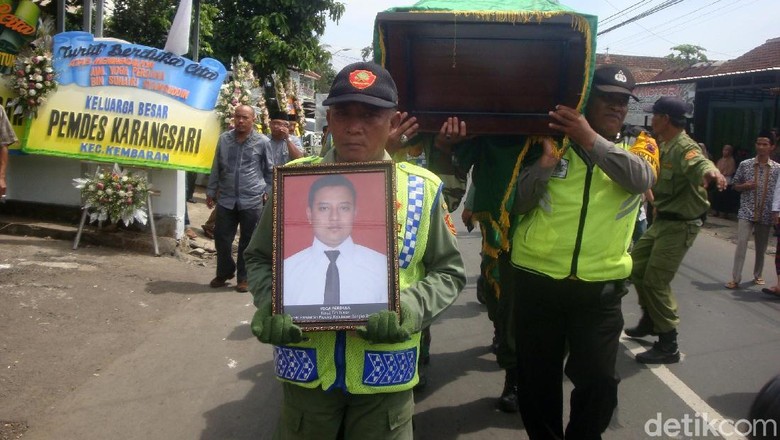 Isak Tangis Warnai Pemakaman Yoga Perdana, Korban Lion Air Isak Tangis Warnai Pemakaman Yoga Perdana, Korban Lion Air