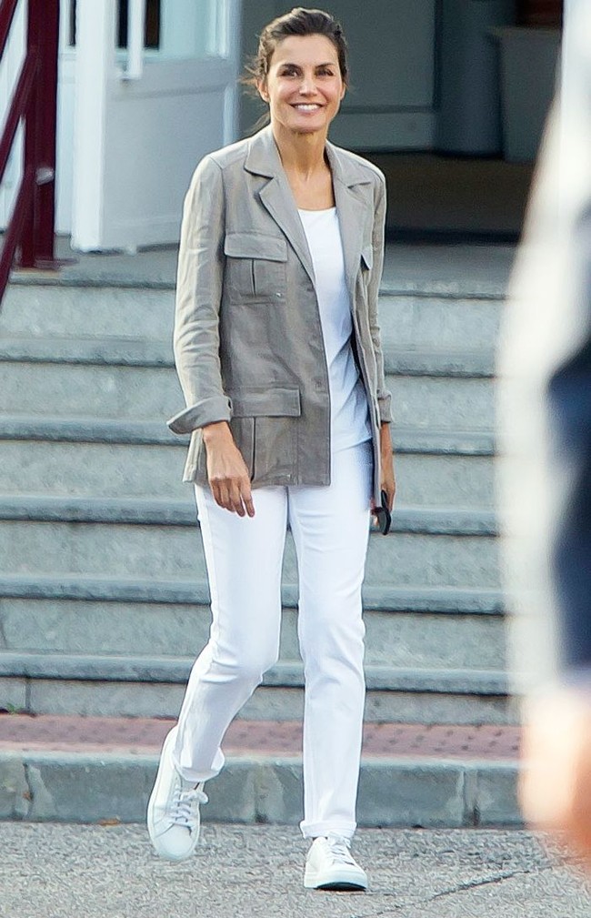 Ratu Letizia dari Spanyol yang kerap tampil modis, memilih sneakers putih untuk menemani gaya kasualnya. Foto: Ist.