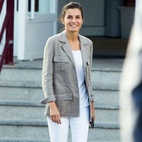 Ratu Letizia dari Spanyol yang kerap tampil modis, memilih sneakers putih untuk menemani gaya kasualnya. Foto: Ist.