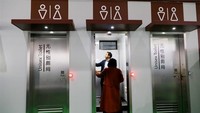 Pengunjung melihat toilet unisex di Pameran Inovasi Revolusi Toilet China 2018. Istimewa/Xinhuanet.