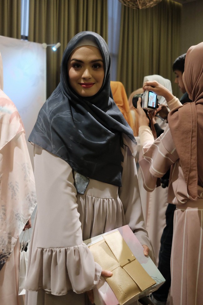 Bintang FTV yang juga pernah dekat dengan Baim Wong, Vebby Palwinta tambah cantik setelah berhijab. Nama Vebby pun semakin populer setelah mantap berhijab. Foto: Foto: Silmia Putri/Wolipop
