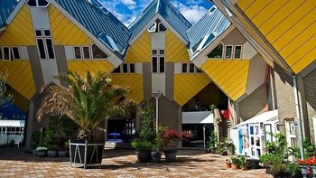 Rumah kubik Rotterdam, Belanda. Ada sekitar 40 rumah di Overblaak Street di Rotterdam, Belanda. Rumah-rumah ini memberikan impresi dunia yang jungkir balik. Rumah yang didesain oleh arsitek Piet Blom ini punya dinding dan jendela dengan angle 45 derajat. Foto: via Brightside