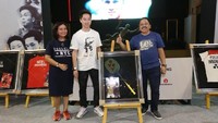 Kevin Sanjaya Sukamuljo melepas jersey dan raket senilai Rp 20 dan 30 juta kemudian terjual dengan nilai Rp 150 juta dan Rp 70 juta. (istiimewa)