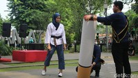 Atlet taekwondo kebanggaan kota Bogor dan Indonesia, Devia Rosmaniar akan mematahkan rokok besar buatan ini sebagai simbol anak muda kota bogor #TeuHayangRokok. (Foto:Kireina/detikHealth)  