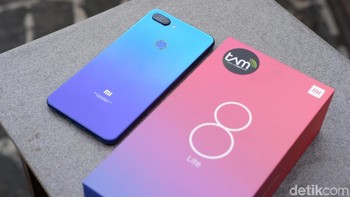 Ponsel ini dilepas seharga Rp 3,699 juta. Foto: Adi Fida Rahman/detikINET