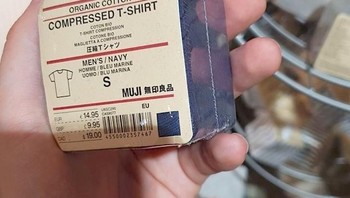 Ini adalah t-shirt dengan wujud yang sudah dipadatkan sehingga sangat menghemat tempat. Cocok buat oleh-oleh. Foto: lanner95/Reddit via Brightside