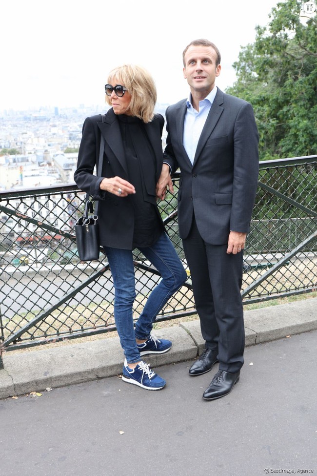 Penampilan Brigitte Macron hampir tak pernah lepas dari jeans dan stiletto. Namun beberapa kali ia tampil pakai sneakers. Favorit Brigitte, tentunya buatan lokal Prancis, yakni dari brand Louis Vuitton. Pada foto ini Brigitte terlihat memakai seri Run Away Sneaker seharga 750 Euro atau sekitar Rp 12,4 juta. Foto: Ist.