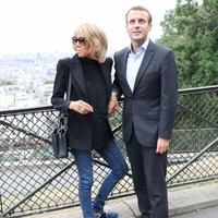 Penampilan Brigitte Macron hampir tak pernah lepas dari jeans dan stiletto. Namun beberapa kali ia tampil pakai sneakers. Favorit Brigitte, tentunya buatan lokal Prancis, yakni dari brand Louis Vuitton. Pada foto ini Brigitte terlihat memakai seri Run Away Sneaker seharga 750 Euro atau sekitar Rp 12,4 juta. Foto: Ist.