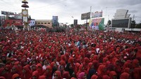 Massa didominasi kaus berwarna merah. (Foto: Dok. ANTARA FOTO/Puspa Perwitasari/)