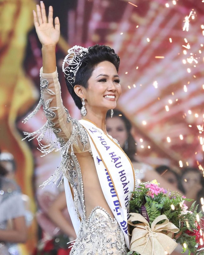 HHen Nie sudah menarik atensi saat dinobatkan sebagai juara Miss Universe Vietnam 2017 pada Januari 2018 lalu. Penampilannya saat itu tak seperti juara kontes kecantikan kebanyakan. Sosok HHen Nie tampil dengan kulit sawo matangnya dan rambut pixie atau super pendek. Dan wanita 25 tahun ini juga suku etnik minoritas Vietnam yaitu dari Central Highlands, Propinsi Dak Lak, Vietnam. Foto: Dok. Instagram HHen Nie