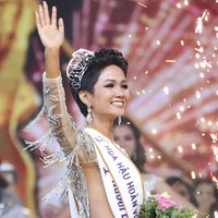 HHen Nie sudah menarik atensi saat dinobatkan sebagai juara Miss Universe Vietnam 2017 pada Januari 2018 lalu. Penampilannya saat itu tak seperti juara kontes kecantikan kebanyakan. Sosok HHen Nie tampil dengan kulit sawo matangnya dan rambut pixie atau super pendek. Dan wanita 25 tahun ini juga suku etnik minoritas Vietnam yaitu dari Central Highlands, Propinsi Dak Lak, Vietnam. Foto: Dok. Instagram HHen Nie