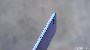 Sisi kanan terdapat tombol volume dan power. Foto: Adi Fida Rahman/detikINET