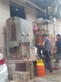 Duh, Resto Seafood di Bandar Udara Kuala Lumpur Ini Bersihkan Ikan Di Lantai