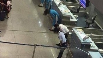 Jepang sangat tepat waktu dan peduli pentingnya memberi pelayanan terbaik. Saat pesawat mengalami keterlambatan bahkan hanya beberapa menit, kru dan petugas maskapai membungkuk sebagai permohonan maaf. Foto: chocolat_ice_cream/Reddit via Brightside