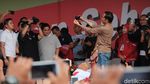 Potret Jokowi Jalan Sehat Bareng Pendukung di Lampung