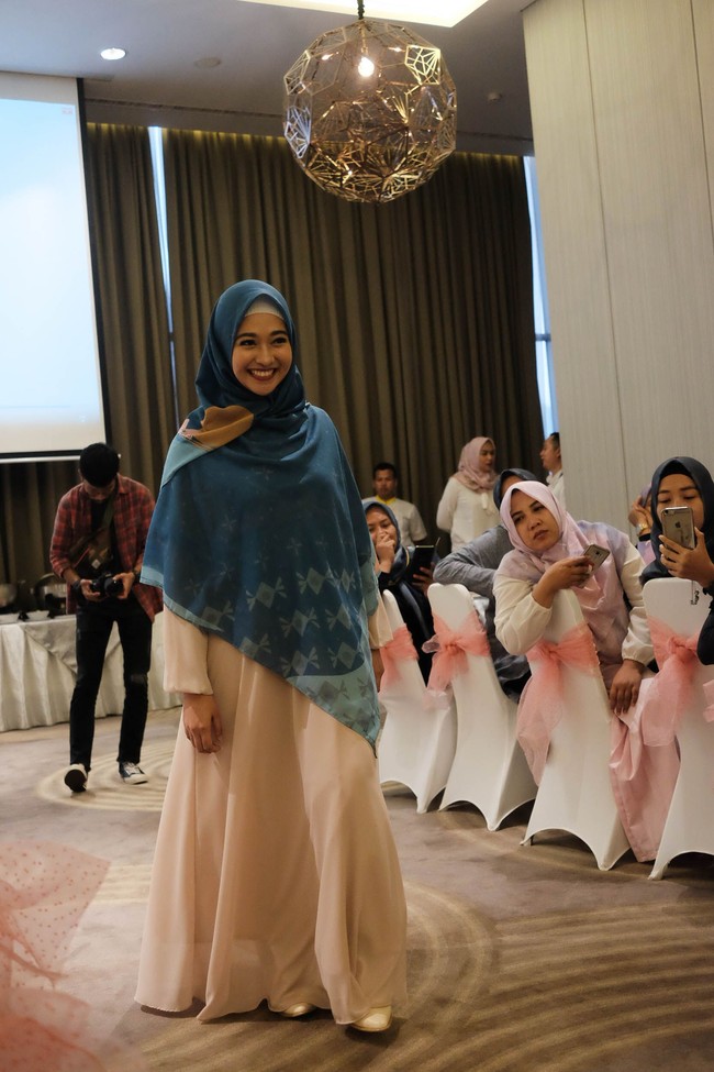 Ada pula Poppy Bunga memakai hijab dengan gaya syari. Alur Cerita memang membuat hijab dengan ukuran lebih lebar dari hijab pada umumnya untuk para hijabers yang ingin tampil lebih tertutup. Foto: Foto: Silmia Putri/Wolipop