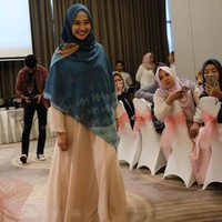Ada pula Poppy Bunga memakai hijab dengan gaya syari. Alur Cerita memang membuat hijab dengan ukuran lebih lebar dari hijab pada umumnya untuk para hijabers yang ingin tampil lebih tertutup. Foto: Foto: Silmia Putri/Wolipop
