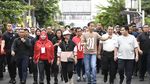 Potret Jokowi Jalan Sehat Bareng Pendukung di Lampung