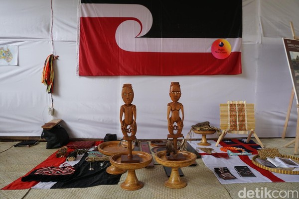 Para peserta menampilkan aneka karya dan ciri khas budaya masing-masing (Aditya/detikTravel)Aneka suku yang ada di Indonesia ikut tampil seperti Dayak, Baduy, Sumba, Kampung Naga dan yang lainnya (Aditya/detikTravel)8Pulau Dewata sebagai tuan rumah tidak ketinggalan menampilkan kekayaan budayanya (Aditya/detikTravel)9Misalnya saja, tenun khas Karangasem yang memiliki aneka jenis (Aditya/detikTravel)10Beberapa suku lain dari luar negeri yang juga terlibat adalah Aborigin, Maori, Khmu dan Ainu (Aditya/detikTravel) Para peserta menampilkan aneka karya dan ciri khas budaya masing-masing (Aditya/detikTravel)Aneka suku yang ada di Indonesia ikut tampil seperti Dayak, Baduy, Sumba, Kampung Naga dan yang lainnya (Aditya/detikTravel)8Pulau Dewata sebagai tuan rumah tidak ketinggalan menampilkan kekayaan budayanya (Aditya/detikTravel)9Misalnya saja, tenun khas Karangasem yang memiliki aneka jenis (Aditya/detikTravel)10Beberapa suku lain dari luar negeri yang juga terlibat adalah Aborigin, Maori, Khmu dan Ainu (Aditya/detikTravel)