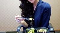 Lagi-lagi Sonia menyantap makan siangnya dengan menu dari layanan catering sehat. Terlihat ada sayuran dan nasi merah. Foto: instagram @soniafergina