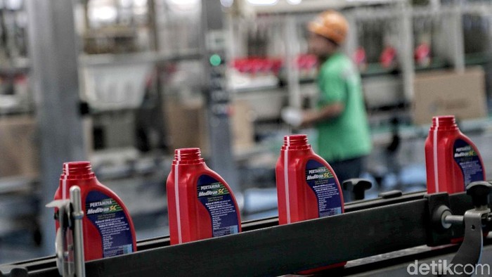Pabrik Viscosity Modifier Plant Production Unit milik Pertamina bekerja memproduksi minyak pelumas oli. Seperti apa kesibukan para pekerja di dalam pabrik?