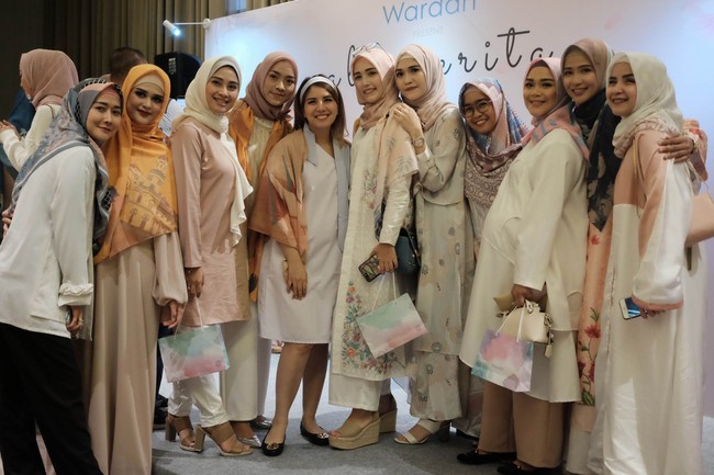 Pada trunk show itu, sejumlah artis tampil sebagai muse, mulai dari Dewi Sandra, Vebby Palwinta, hingga Revalina Estemat. Mereka semua kompak memakai hijab terbaru Alur Cerita bertajuk ‘The Beauty of Indonesia’. Foto: Foto: Silmia Putri/Wolipop