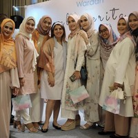 Pada trunk show itu, sejumlah artis tampil sebagai muse, mulai dari Dewi Sandra, Vebby Palwinta, hingga Revalina Estemat. Mereka semua kompak memakai hijab terbaru Alur Cerita bertajuk ‘The Beauty of Indonesia’. Foto: Foto: Silmia Putri/Wolipop