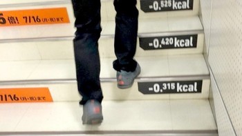 Tangga di sebuah pusat perbelanjaan menampilkan berapa banyak kalori yang terbakar di setiap anak tangganya. Foto: japanistan500/Reddit via Brightside