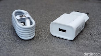 Ada kabel data dan charger. Foto: Adi Fida Rahman/detikINET