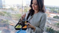 Ini pose saaat Sonia memamerkan menu makan siangnya. Lengkap banget nih ada karbo, protein hingga sayuran lengkap. Foto: instagram @soniafergina