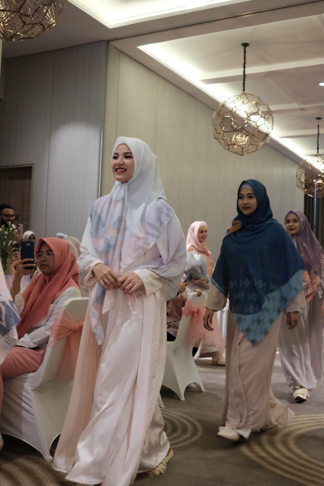 Adik Zaskya Adya Mecca yang kini berhijab, Marsha Natika juga tampil menjadi model trunkshow. Ia tampak cantik mengenakan busana dan hijab bernuansa putih. Foto: Foto: Silmia Putri/Wolipop
