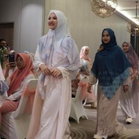 Adik Zaskya Adya Mecca yang kini berhijab, Marsha Natika juga tampil menjadi model trunkshow. Ia tampak cantik mengenakan busana dan hijab bernuansa putih. Foto: Foto: Silmia Putri/Wolipop
