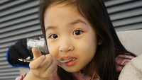 Mampir ke Museum SAN, ia tak ketinggalan mencicip es krim enak. Foto: Istimewa